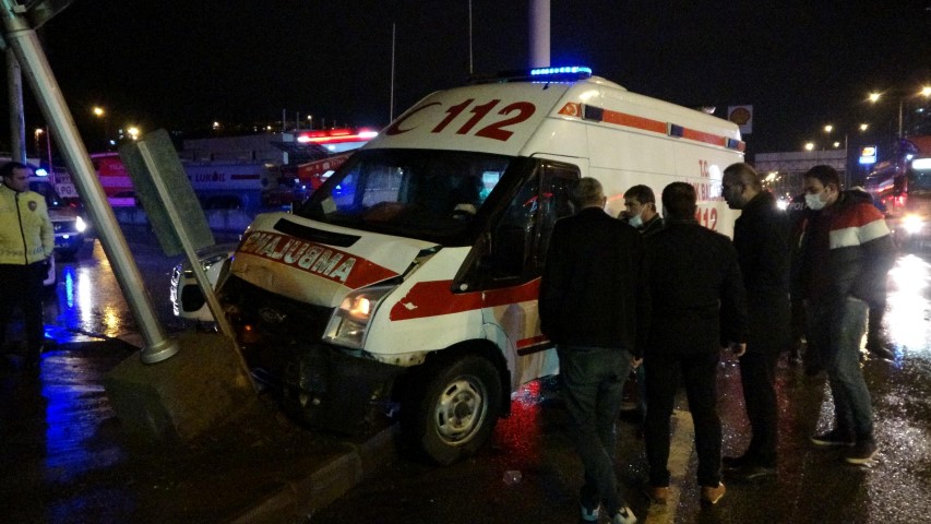 Ambulans iki otomobille çarpıştı | Olay yerinden yeni görüntüler