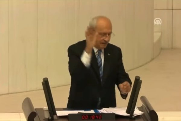 Kemal Kılıçdaroğlu TBMMde yaptığı el hareketini savundu: Hangi el hareketinin yapılacağı öngörülemez