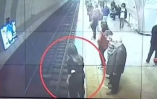 Şişli metro istasyonunda hayrete düşüren kurtuluş kamerada