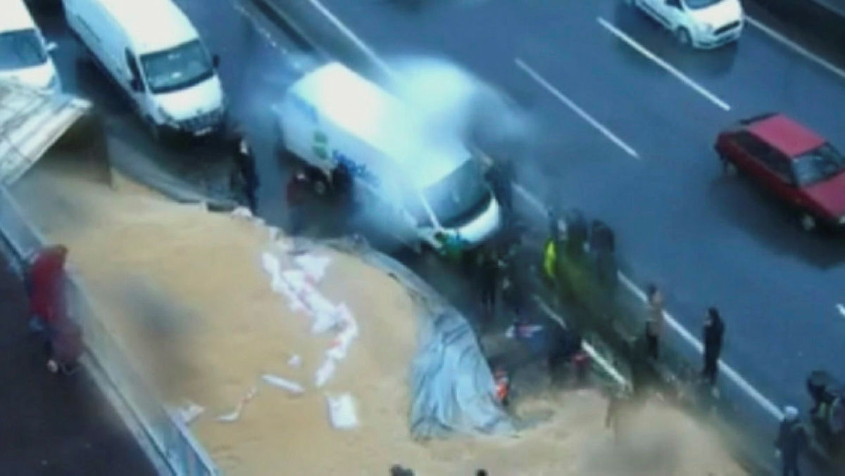 Son dakika: Beylikdüzünde korkunç kaza: Kepek yüklü kamyon devrildi! Motokurye ölümden öldü