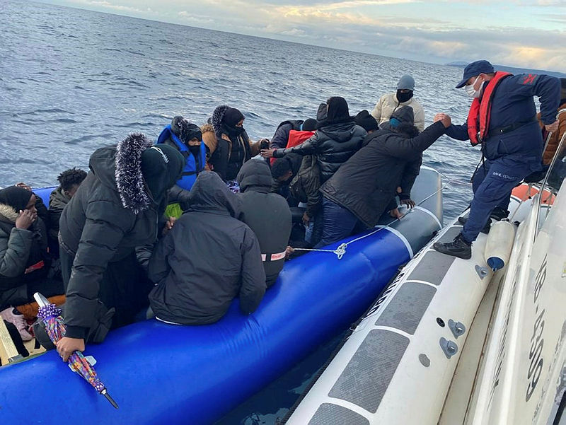 Son dakika: İzmir açıklarında 22 düzensiz göçmen kurtarıldı