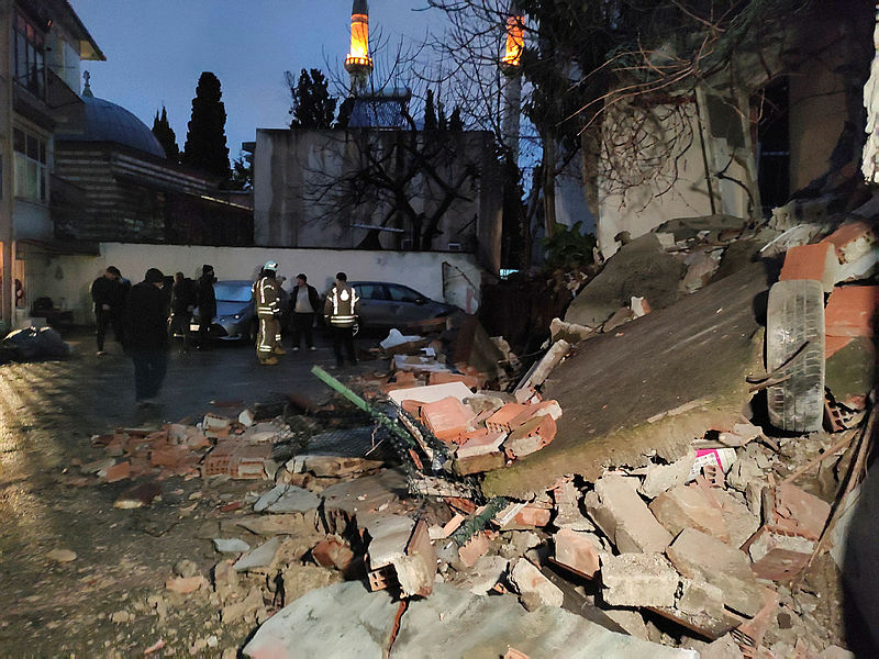İstanbul Üsküdar’da istinat duvarı çöktü! 4 otomobil zarar gördü