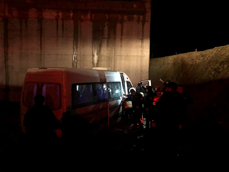 Son dakika: Gemlik’te feci kaza: İşçileri taşıyan minibüs köprü inşaatına uçtu