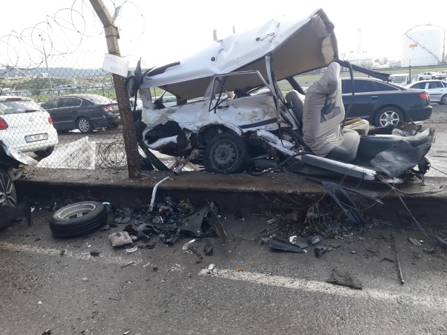 SONDAKİKA! Otomobil paramparça oldu | İzmirde korkunç kaza