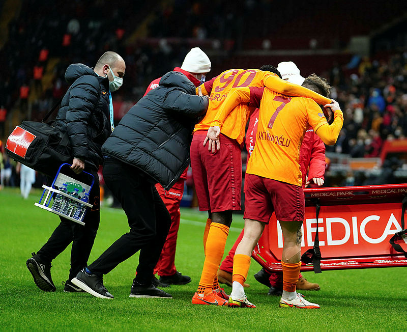 Son dakika: Galatasarayda Mbaye Diagne Başakşehir maçında sakatlandı