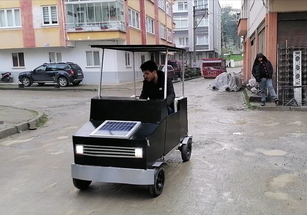 Giresun’da üniversiteliler hurdalarla güneş enerjisiyle çalışan araç üretti