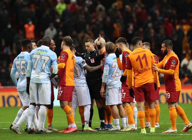 Olaylı geçen Galatasaray Başakşehir maçı sonrası TFFden Zorbay Küçük kararı