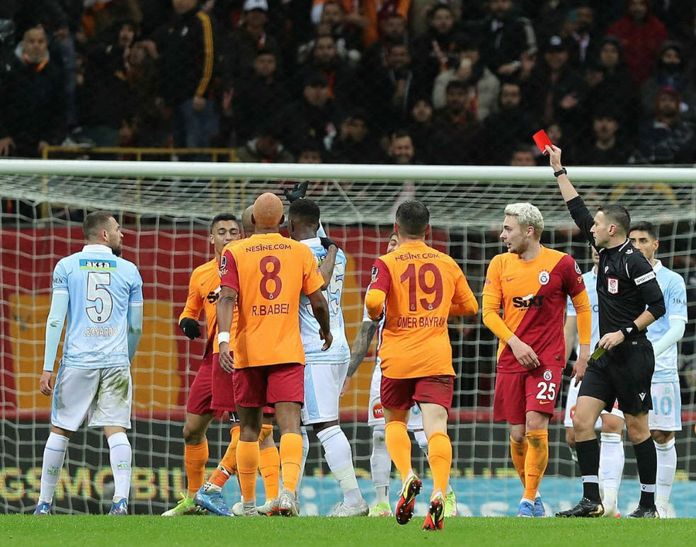 Galatasaray-Başakşehir maçının hakemi Zorbay Küçük hakkında karar verildi! Savunması ortaya çıkmıştı