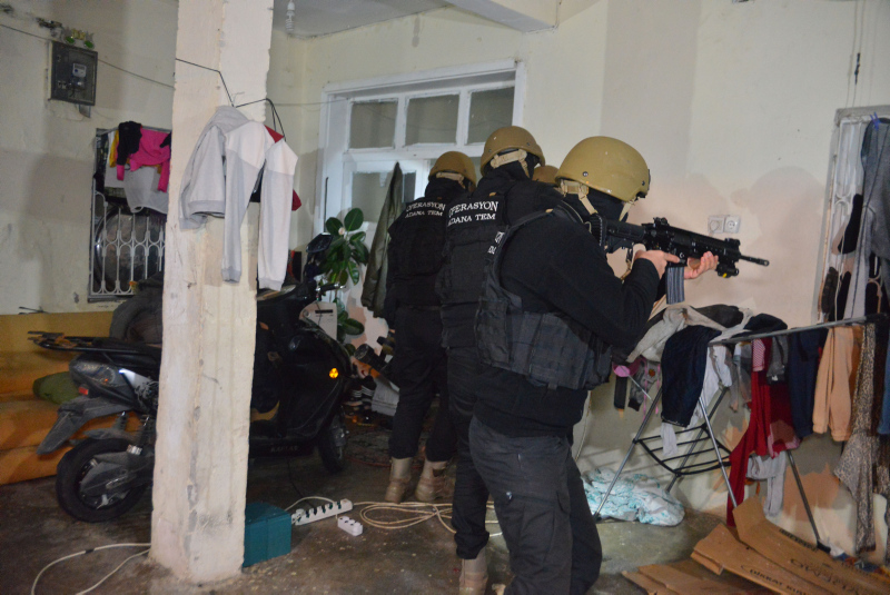 Adanada şafak vakti DEAŞ operasyonu! Kapılar koçbaşları ile kırıldı