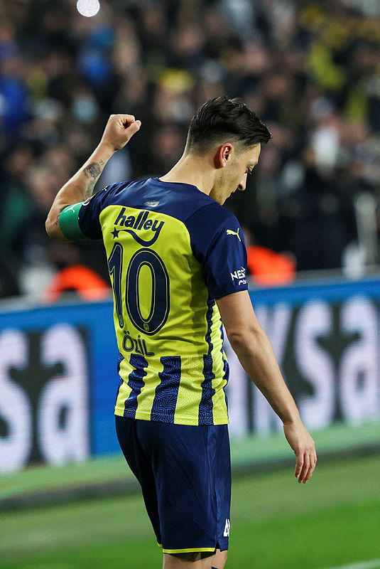 Mesut Özil kırmızı kart görmeliydi İngiliz basınından Fenerbahçe-Beşiktaş derbisi için çarpıcı yorum