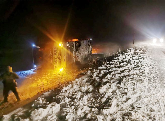 Kar yağışının etkili olduğu Bitliste 2 yolcu otobüs devrildi! Çok sayıda yaralı var