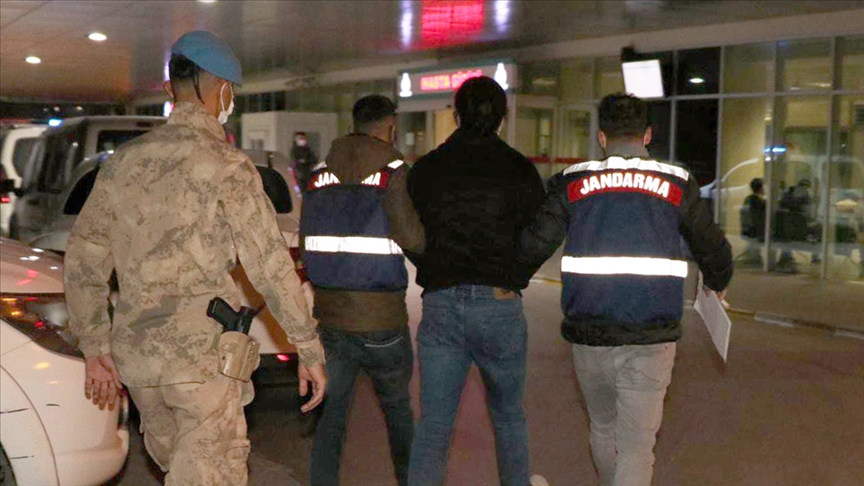 İzmir açıklarında tekneyle yurt dışına kaçmaya çalışan 51 FETÖ üyesi yakalandı