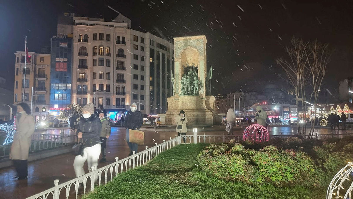 SON DAKİKA | İstanbulda bazı bölgelere kar başladı! İşte fotoğraflar...