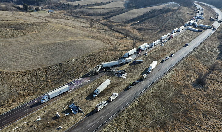 Buz tutan yolda zincirleme kaza: 40 araç birbirine girdi