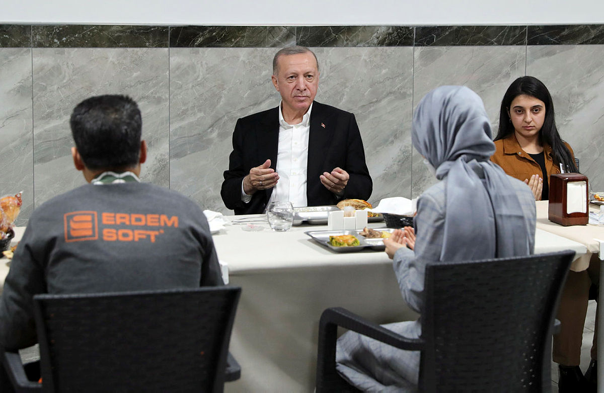 Başkan Recep Tayyip Erdoğan Gaziantepte işçilerle akşam yemeğinde bir araya geldi