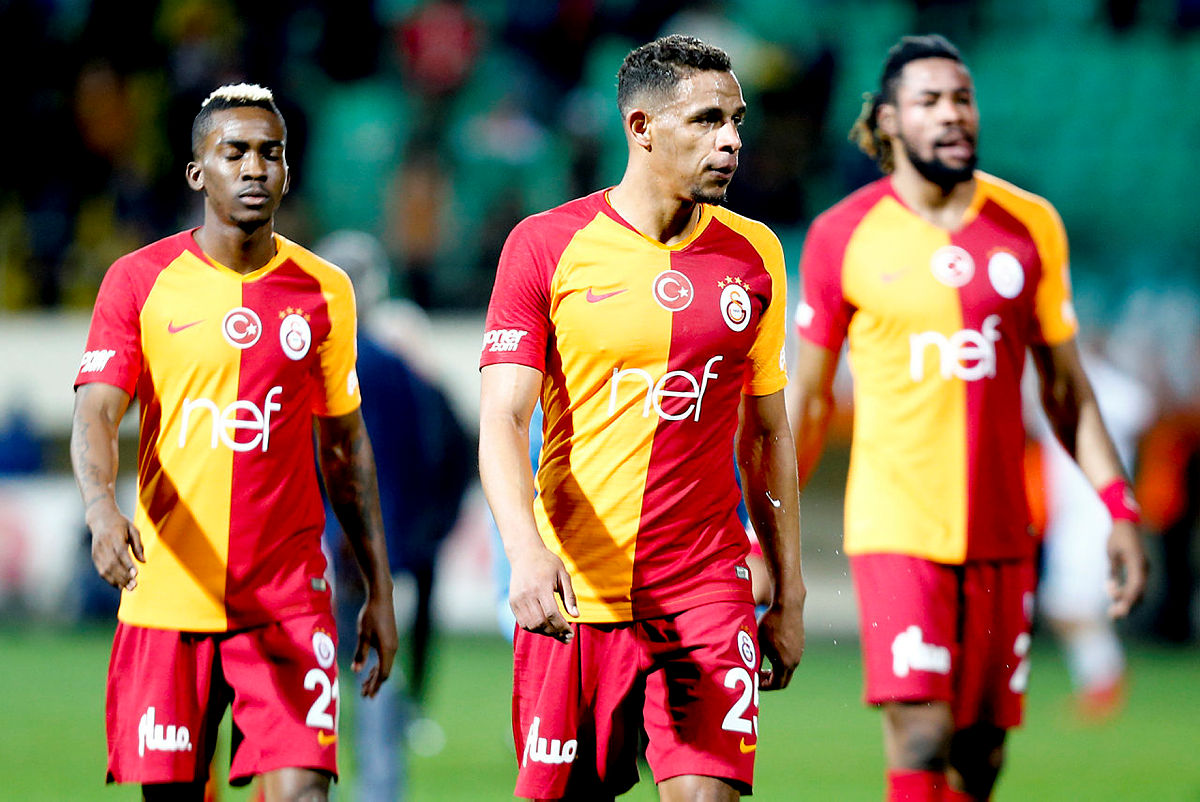 Galatasarayın eski yıldızı Fernando Reges imzayı atıyor