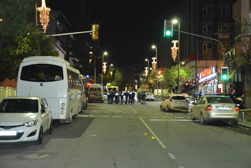 İstanbulda sokak ortasında silahlı çatışma! Polisler Küçükçekmeceye akın etti