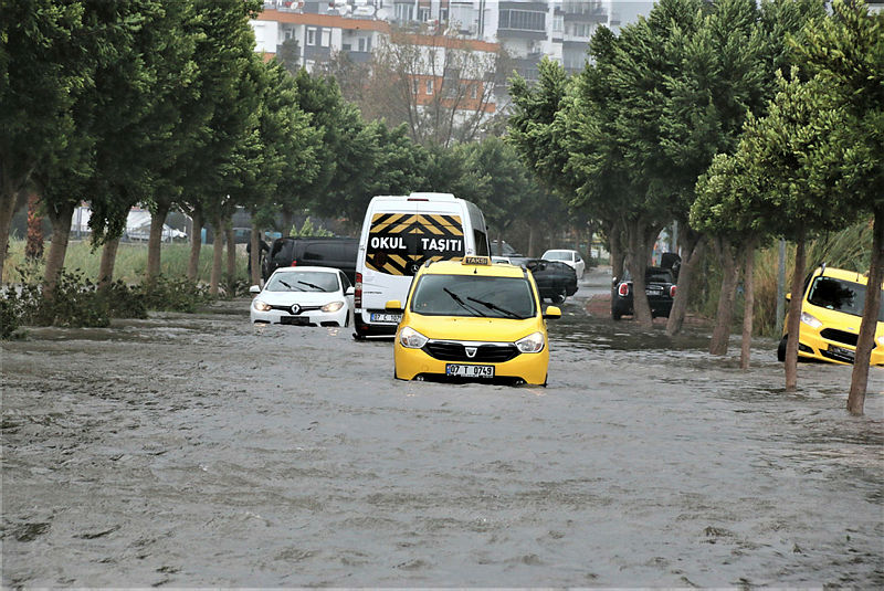 Son dakika: Meteorolojiden Antalya için ‘kırmızı’ kodlu uyarı! 3 ilçede okullar tatil edildi