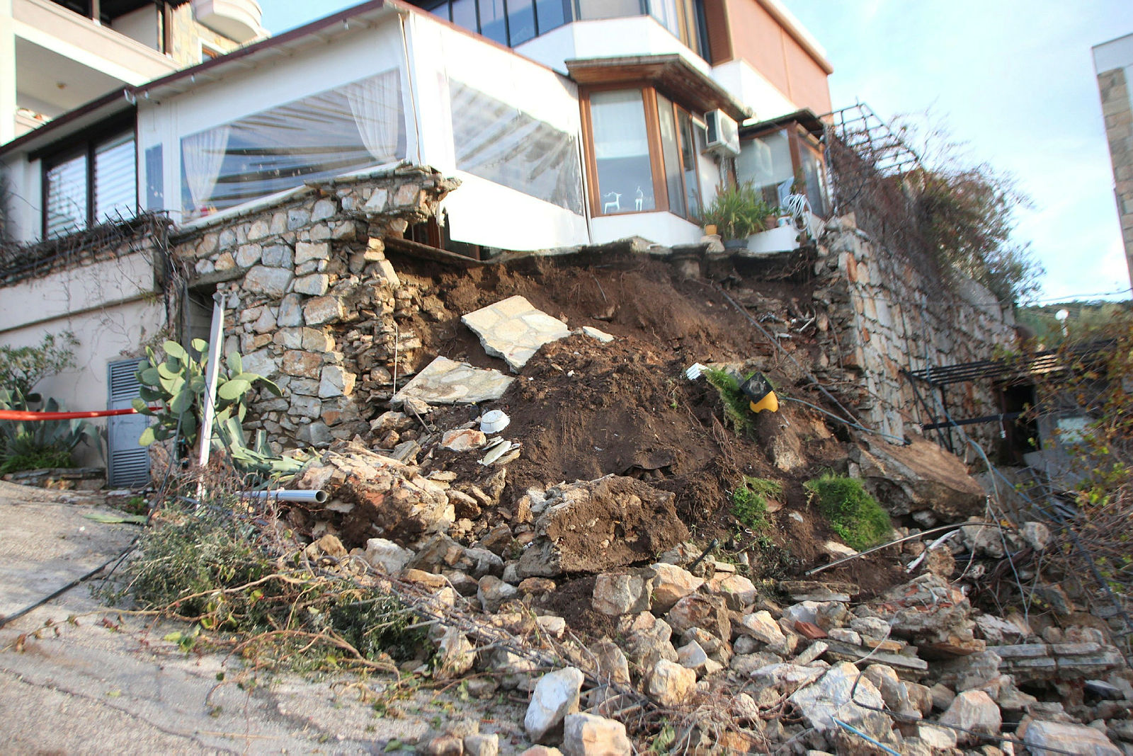 Bodrumda aşırı yağış: Bir evin istinat duvarı yıkıldı