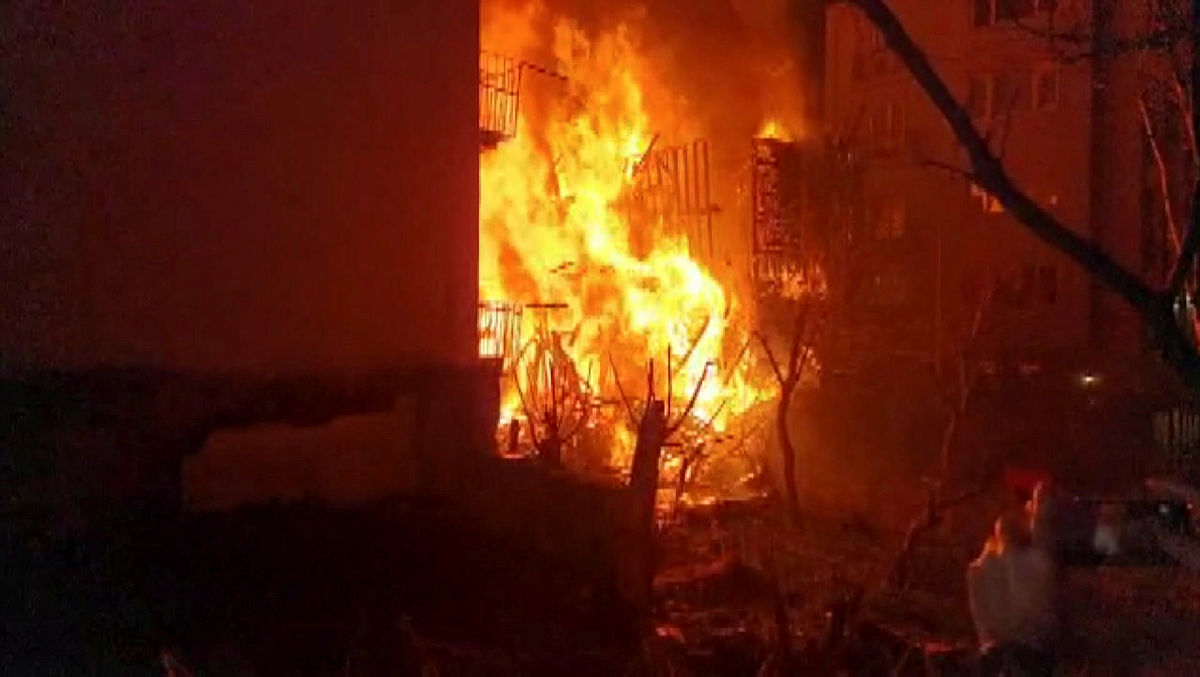 İstanbul Beyoğlunda 3 katlı ahşap bina alev alev yandı