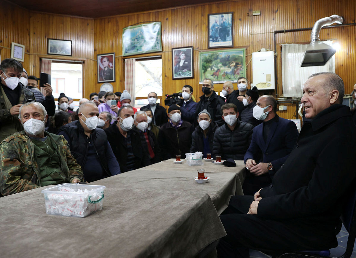 Başkan Recep Tayyip Erdoğandan kıraathaneye ziyaret: Vatandaşlarla çay içip sohbet etti