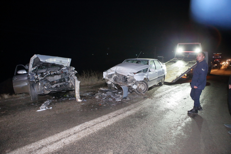 Çorumda feci kaza: İki otomobilin kafa kafaya çarpışması sonucu 6 kişi yaralandı