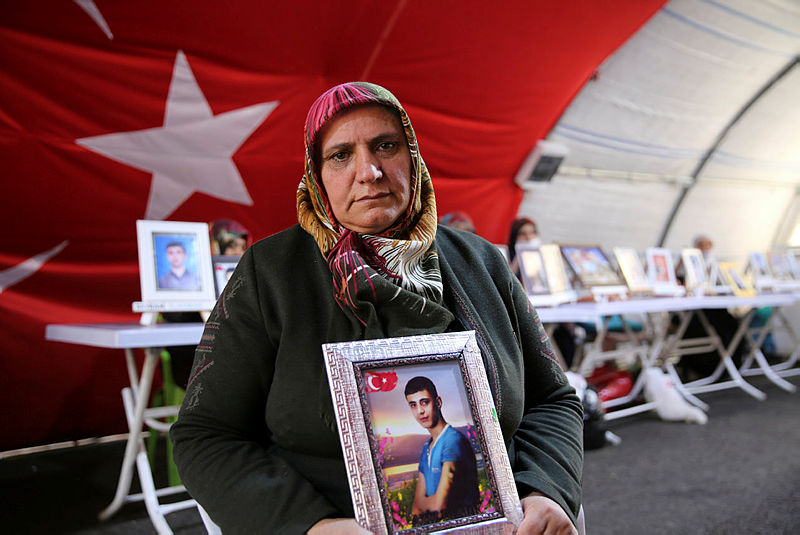 Diyarbakırlı anneden HDPye sert tepki! Oğlumu sakat ettiler