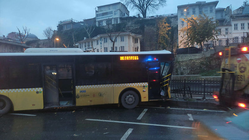 Son dakika | Fatihte İETT otobüsleri çarpıştı! Yaralılar var