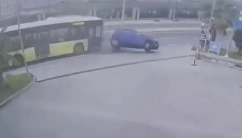 Son dakika: Pendikte İETT otobüsünün çarptığı otomobil takla attı! Kaza anı kamerada