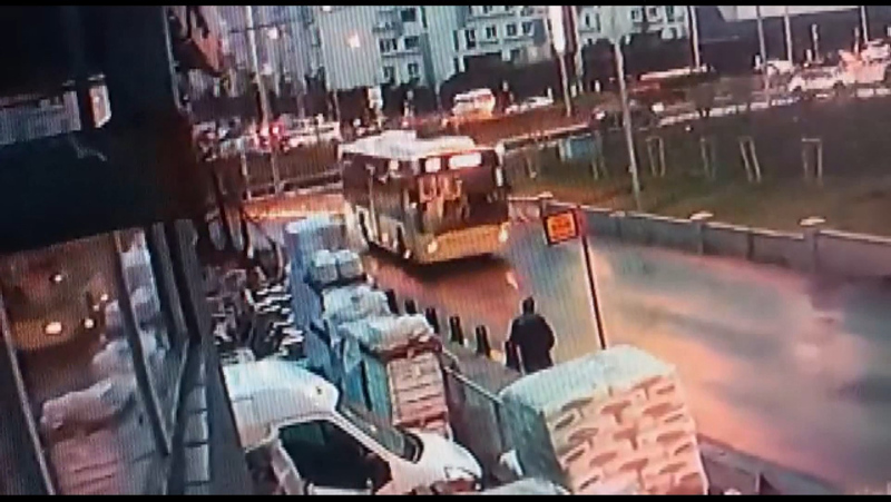 İETT otobüsü direksiyon hakimiyetini kaybetti! Önce kaldırıma sonra da iş yerine girdi İETT otobüsü direksiyon hakimiyetini kaybetti! Önce kaldırıma sonra da iş yerine girdi