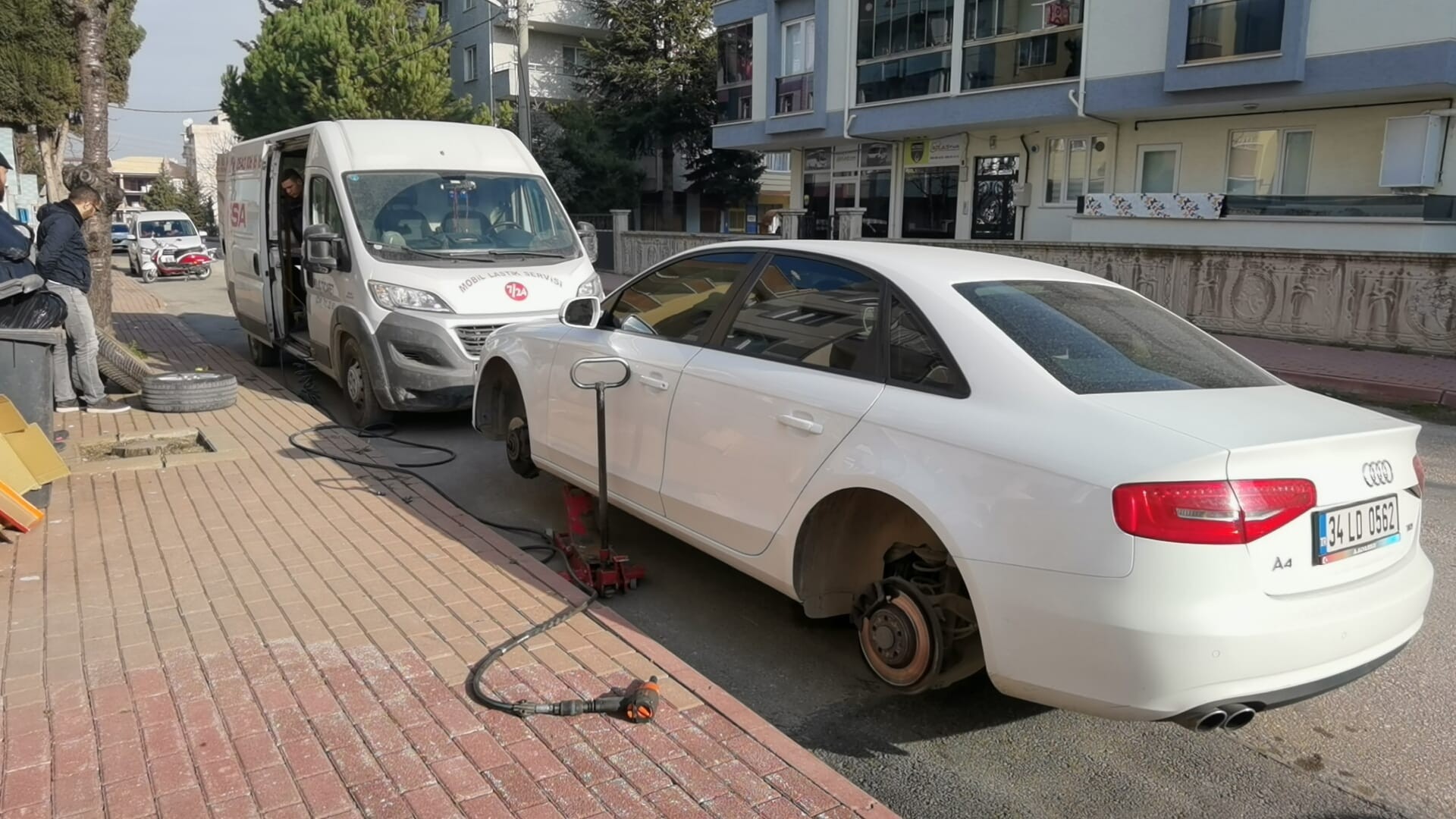 Bursa’da sevgilisiyle kavga eden genç hıncını sokaktaki araçlardan aldı: Tam 13 aracın…