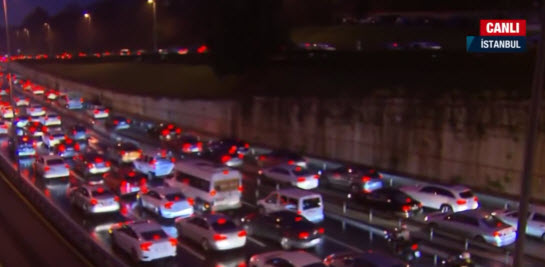 İstanbulda yeni hafta trafikle başladı! Milyonlarca vatandaş yolda kaldı
