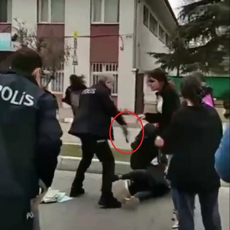 Bursa’da liseli kızlar birbirine tekme ve yumrukla saldırdı: O anlar kamerada