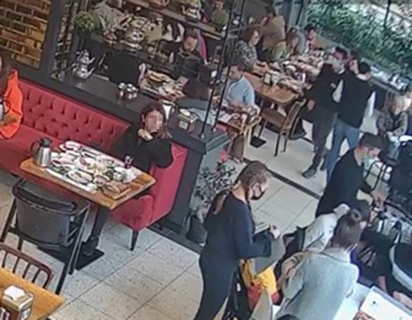 kadikoyde-hesabi-odemeden-kacan-kadinlar-kamerada-1641893145091.jpg Kadıköy’de hesabı ödemeden kaçan kadınlar kamerada - 3