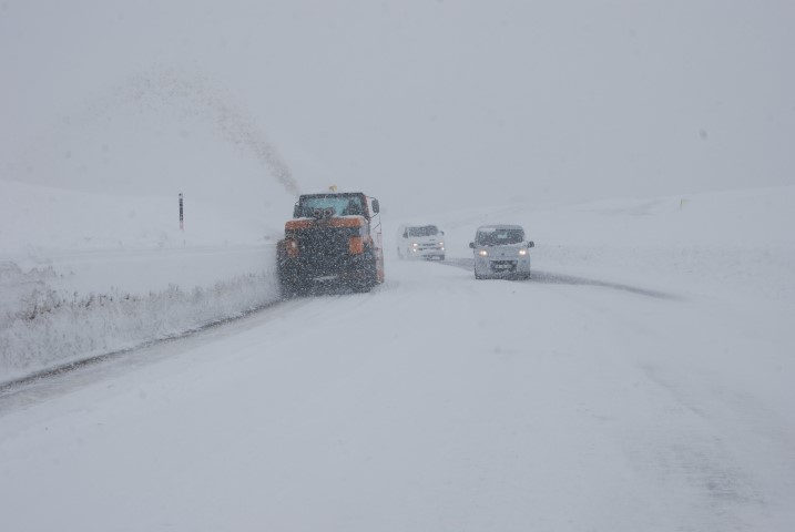 Kar kalınlığı yarım metreye ulaştı | Antalya-Konya karayolunda son durum