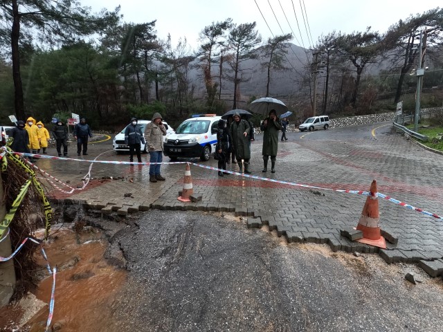 Marmaris Belediyesi ekipleri yağmur nöbetinde