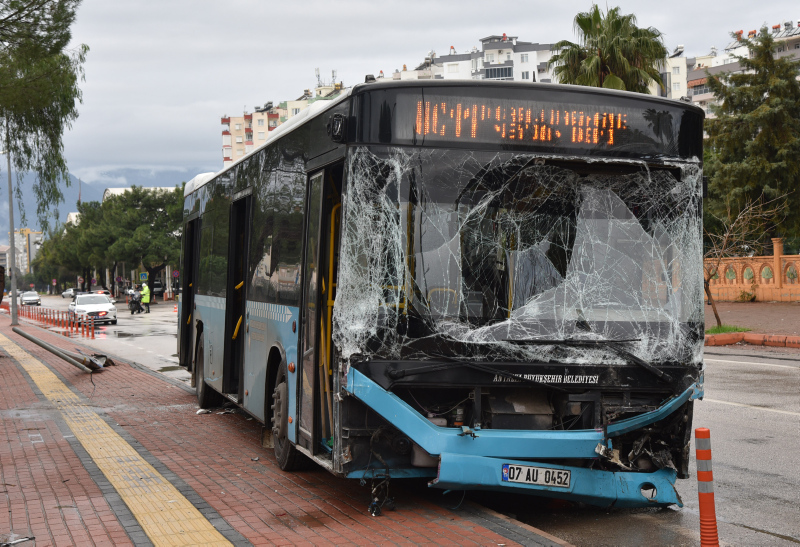 Antalyada özel halk otobüsü kazası! 9 araca çarptı: 5 yaralı