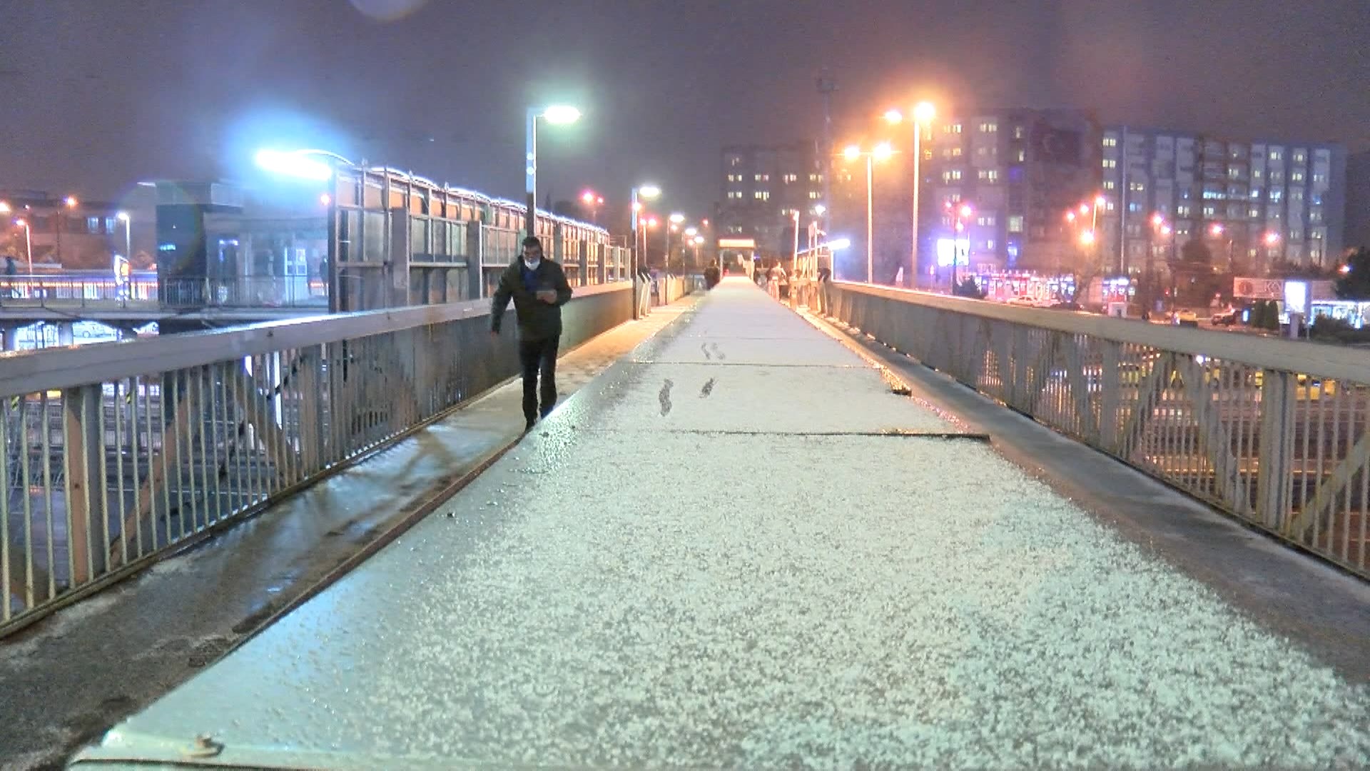 İstanbulda beklenen kar yağışı gece saatlerinde başladı | İşte ilk görüntüler