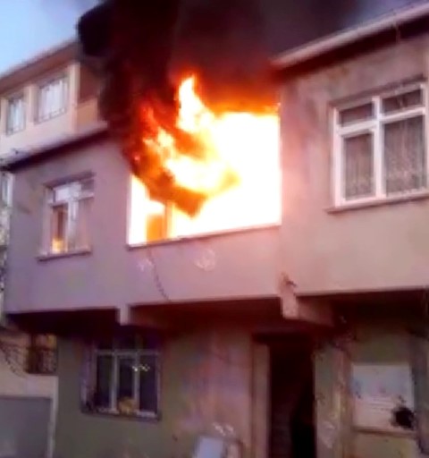İstanbulda korku dolu anlar! Ailesinin oturduğu evi ateşe verdi