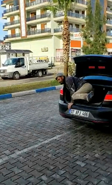 Antalyada utandıran görüntüler! Üzeri kirli işçisini araba bagajında taşıyan kişiye ceza kesildi