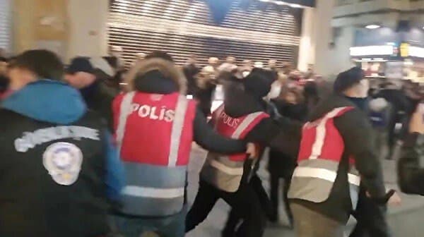 Beyoğlu’nda izinsiz yürüyüş yapan 83 kişi gözaltına alındı