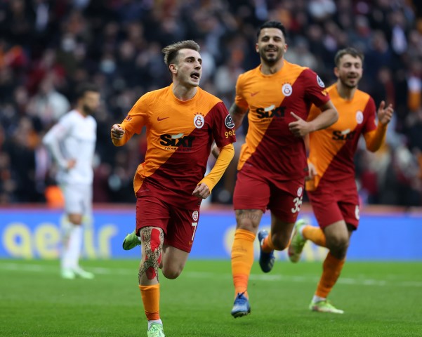 Galatasarayın parlayan yıldızına Premier Ligden talip çıktı