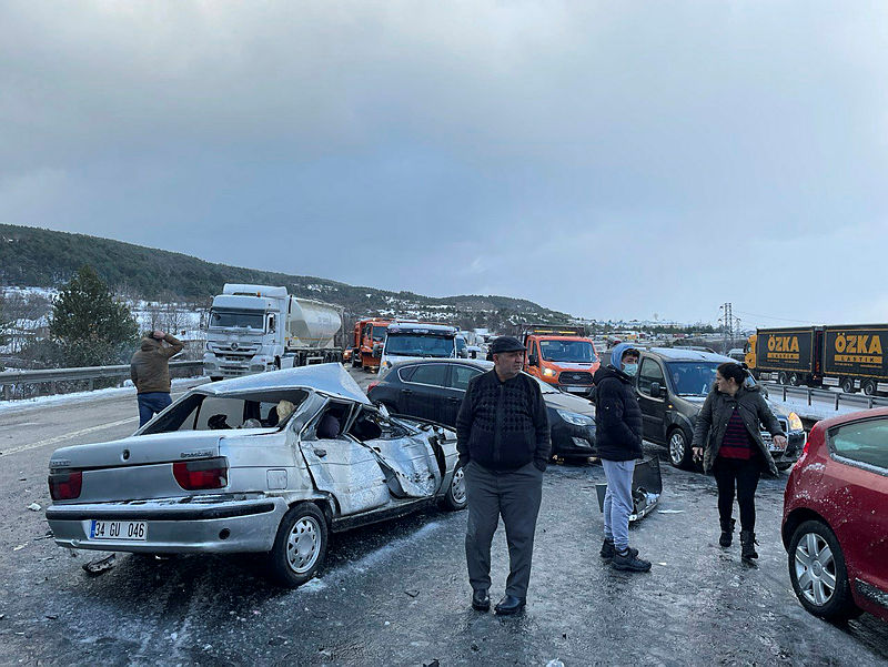 Son dakika: Boluda Anadolu Otoyolunu trafiğe kapatan zincirleme kaza!