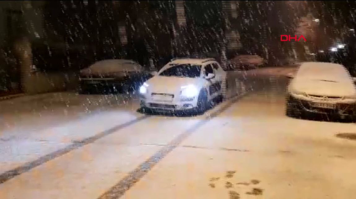 İstanbulda yoğun kar yağışı etkili oldu | Kent kısa sürede beyaza büründü
