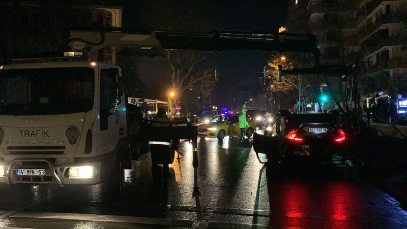 İstanbulda feci kaza! Otomobil takla attı: 1 yaralı