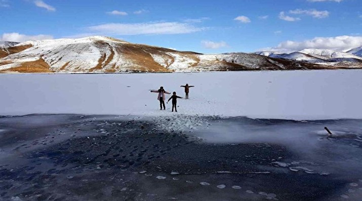 Turistlerin ilgi odağı Demirözü Barajının yüzeyi tamamen dondu! Eski 20 dereceden kartpostallık kareler