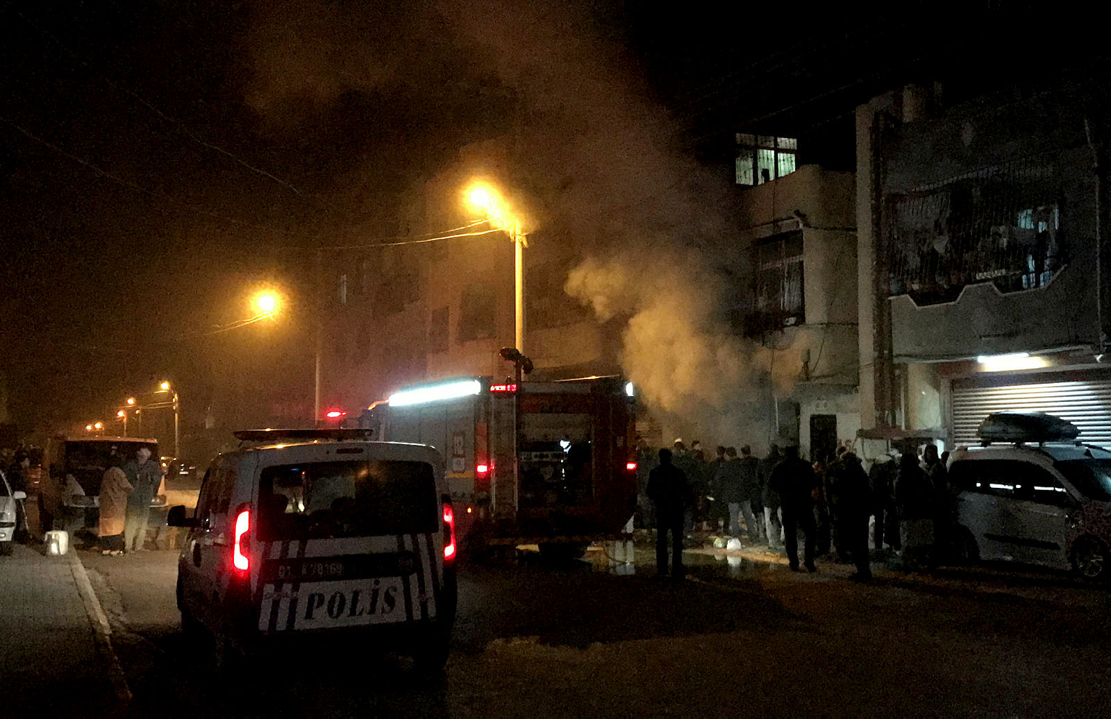 Adanada depo yangını: 3 kişi dumandan etkilendi