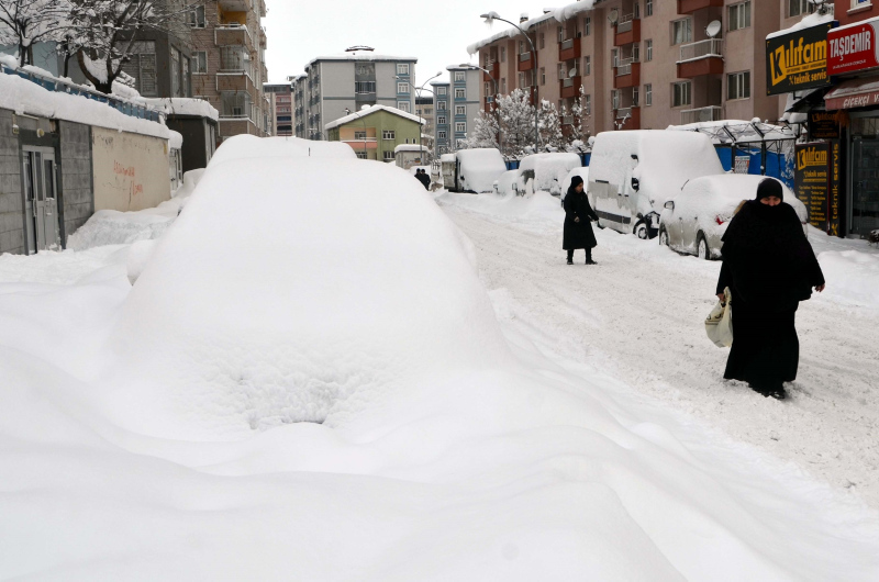 Araçlar yolda kaldı evler gömüldü! Türkiye kara teslim! Meteorolojiden birçok ile yeni uyarılar