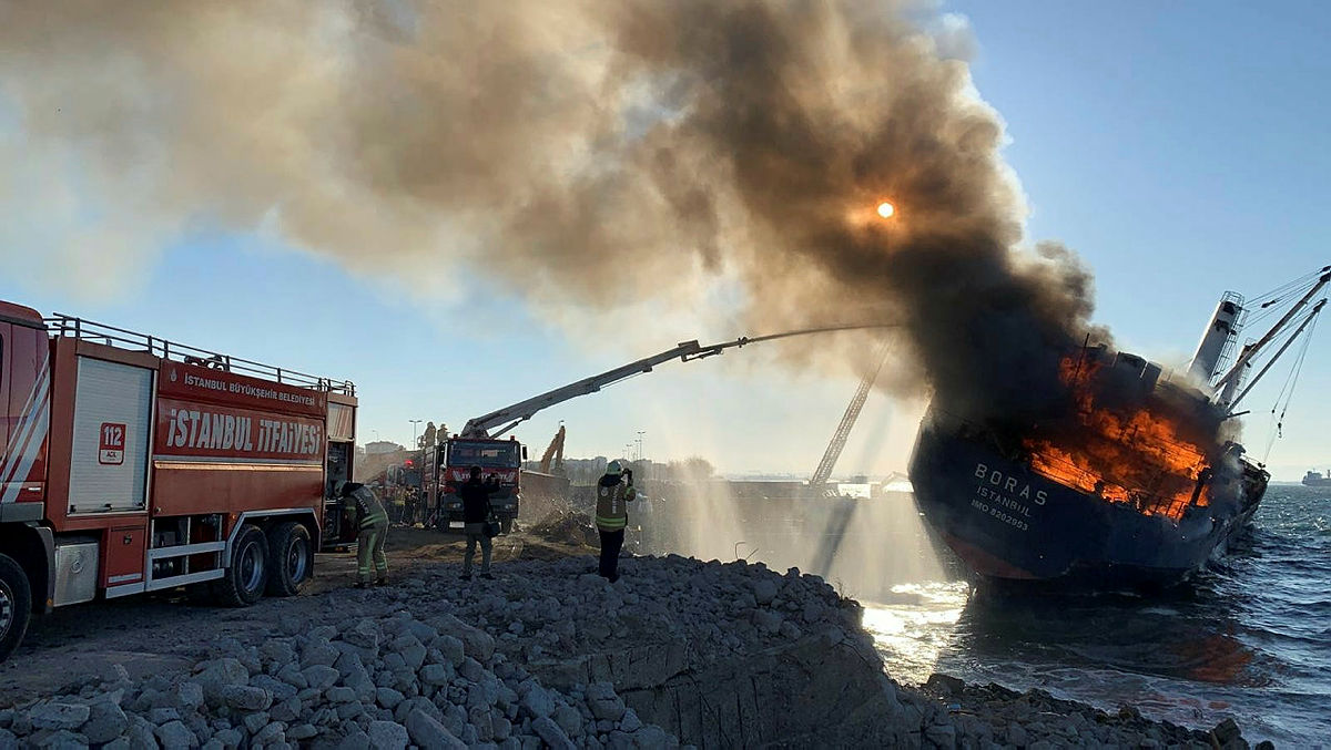 İstanbulda korkutan gemi yangını! Kartalda kıyıya vurdu