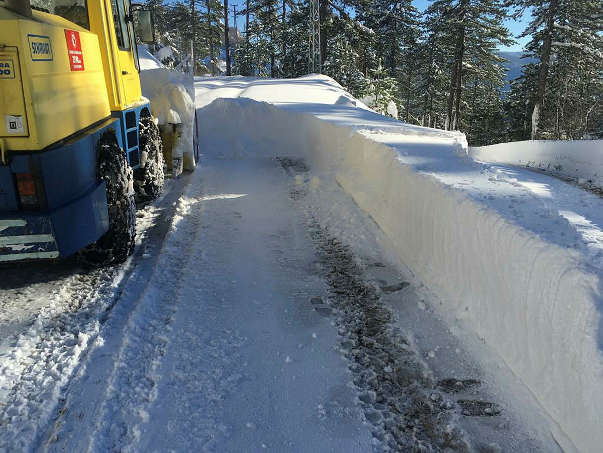 Kar kalınlığı 1,5 metreyi buldu! Çok sayıda ekip Kastamonuda köy yollarını açmaya çalışıyor